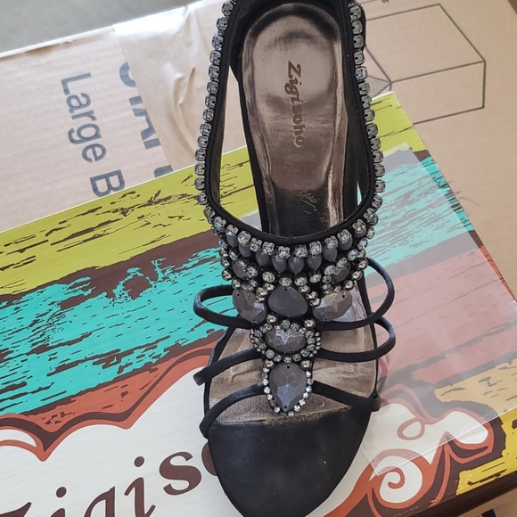 Shoes - Picture 2 of 5